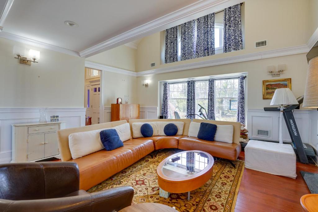 uma sala de estar com um sofá e uma mesa em Toms River Vacation Rental with On-Site Dock! em Toms River