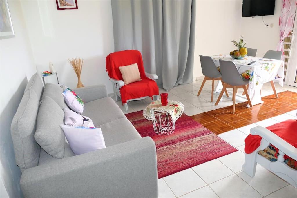 sala de estar con sofá, mesa y sillas en Villa Saint-Paul, en Pointe-Noire