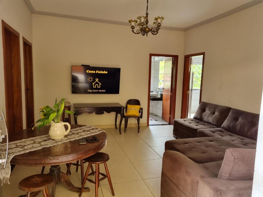 Casa Faisão في نوفا ليما: غرفة معيشة مع أريكة وطاولة
