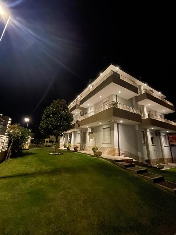 a large white house with a yard at night at Palazzina del sole in Sottomarina