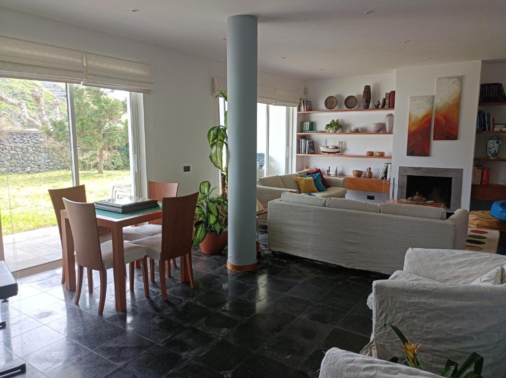 普拉亞達維多利亞的住宿－Valmoa T4，客厅配有桌子和沙发