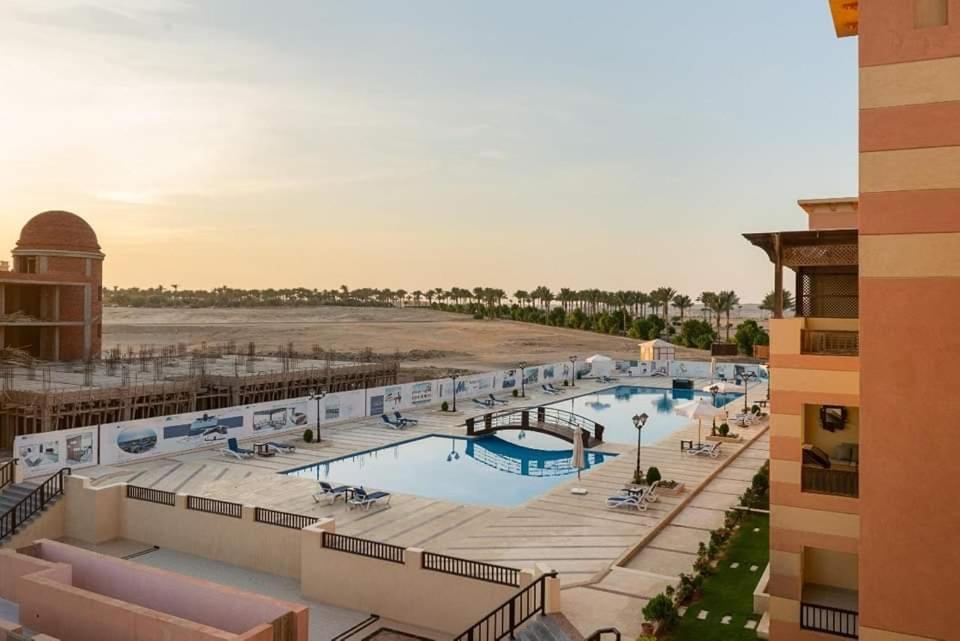 vista sulla piscina di un resort di Marina City portghalib one bedroom a Port Ghalib
