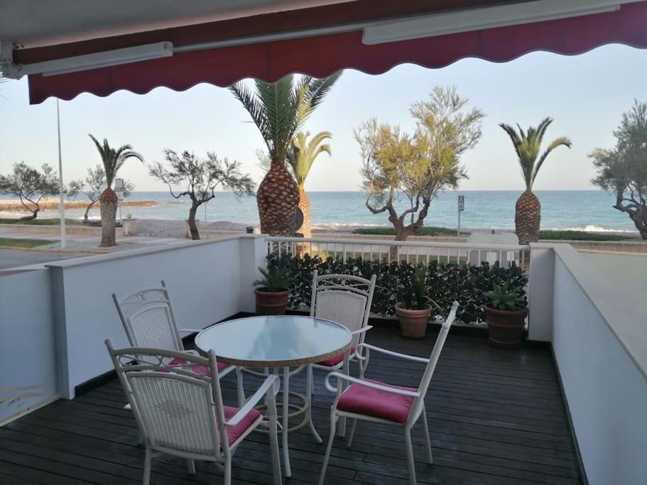 蒙科法爾的住宿－Mar i Cel，海滩甲板上的桌椅