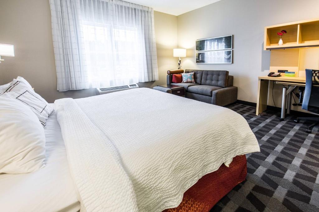 TownePlace Suites by Marriott Gilford - Estudio King Con Sofá Cama