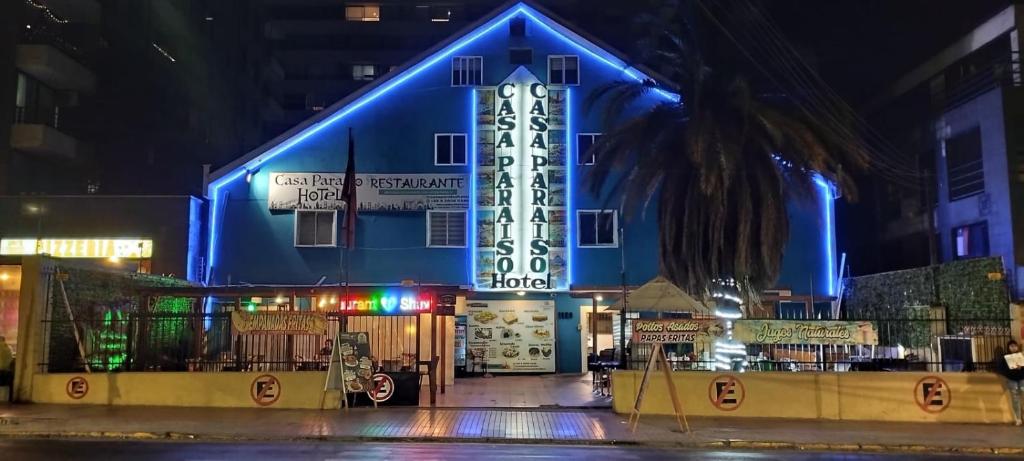 un bâtiment bleu avec un panneau devant lui dans l'établissement Casa Paraiso Hotel, à Santiago