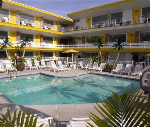 ein großer Pool vor einem Hotel in der Unterkunft American Safari Motel in Wildwood Crest