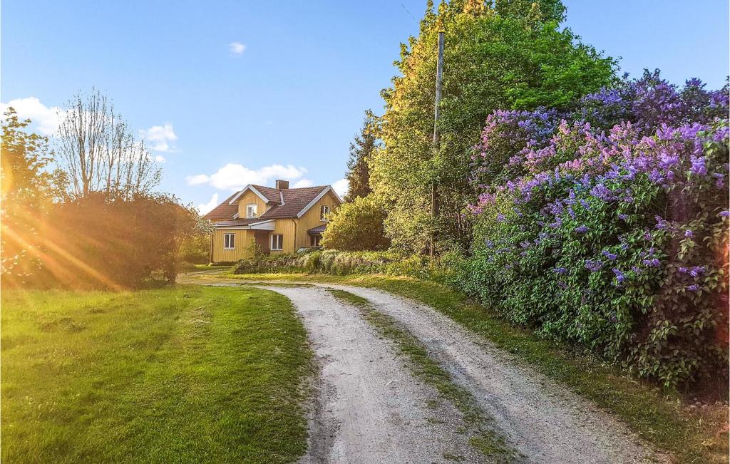 un camino de tierra delante de una casa con flores en Stunning Home In Berghem With House A Panoramic View, 