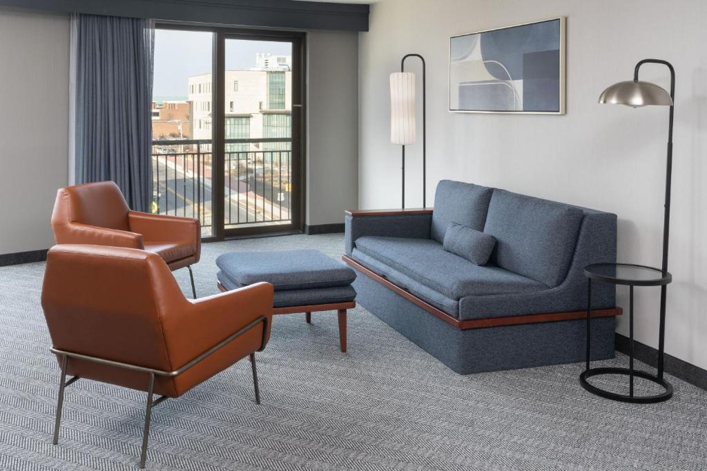 Posezení v ubytování Courtyard by Marriott Glassboro Rowan University