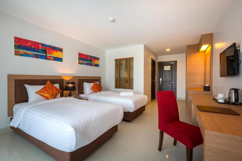 Riche Hua Hin Hotel - SHA Plus tesisinde bir odada yatak veya yataklar