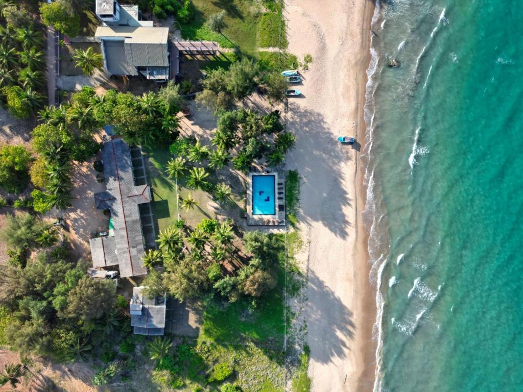 an overhead view of a beach with houses and the ocean at Hotel Coral Bay in Trincomalee