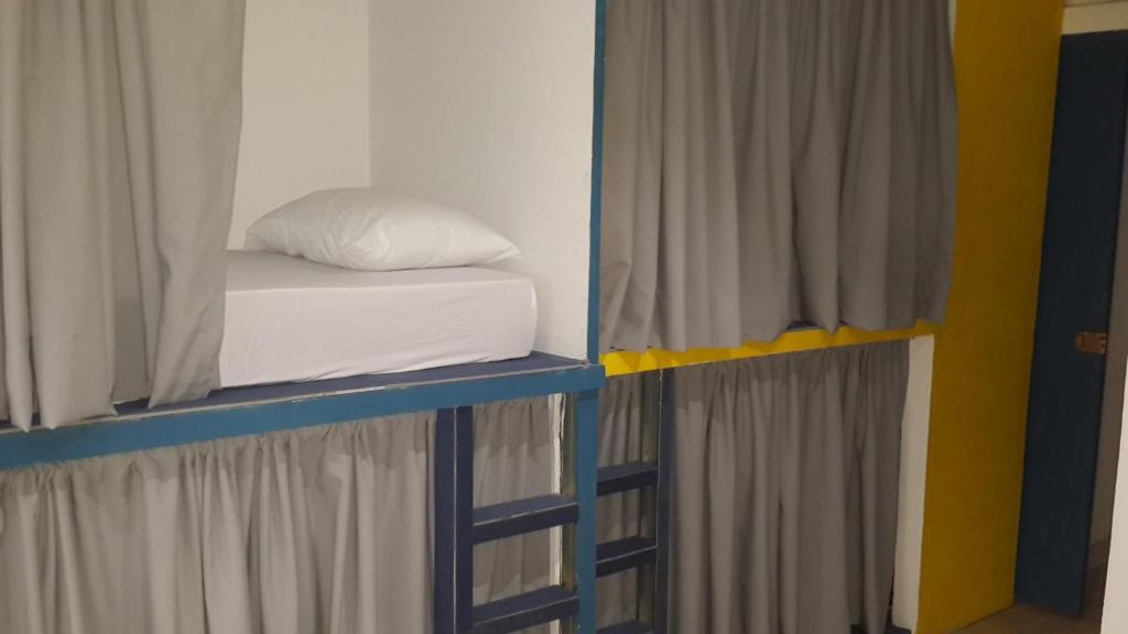 Voodi või voodid majutusasutuse Hostal Panama Experience toas