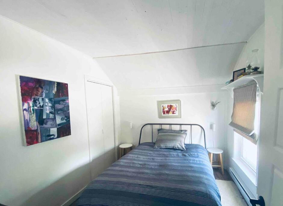 ピクトンにあるArtistic Picton getawayの白い部屋のベッドルーム1室(ベッド1台付)