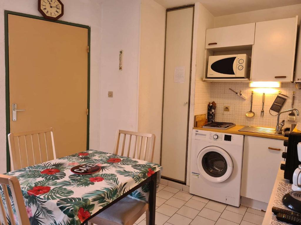 Kuchyňa alebo kuchynka v ubytovaní Appartement Moderne avec Piscine, 200m Plage - 4 Couchages, Cap d'Agde - FR-1-249-388