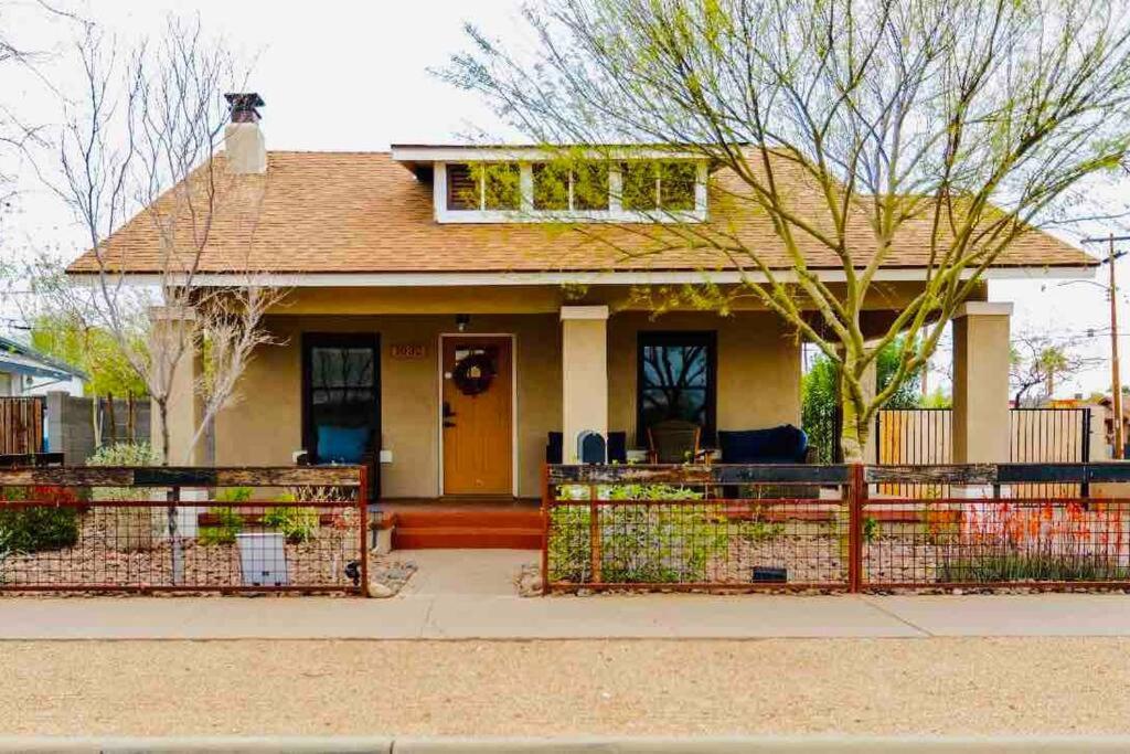 ein Haus mit einem Zaun davor in der Unterkunft Garfield Historic Chateau in Downtown Phoenix in Phoenix