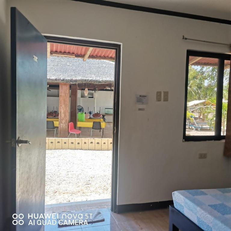 Binubusan Beach Hotel and Resort - Chambre Reine Avec Balcon