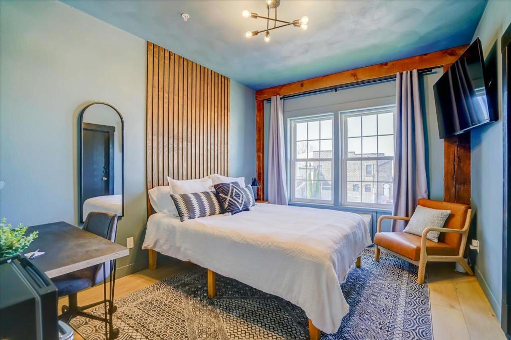 Un dormitorio con una cama grande y una ventana en 201 -Single Queen, en Waunakee