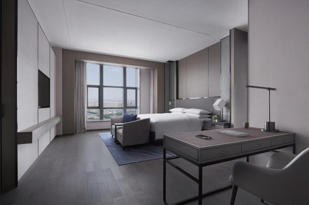 Postel nebo postele na pokoji v ubytování Foshan Marriott Hotel