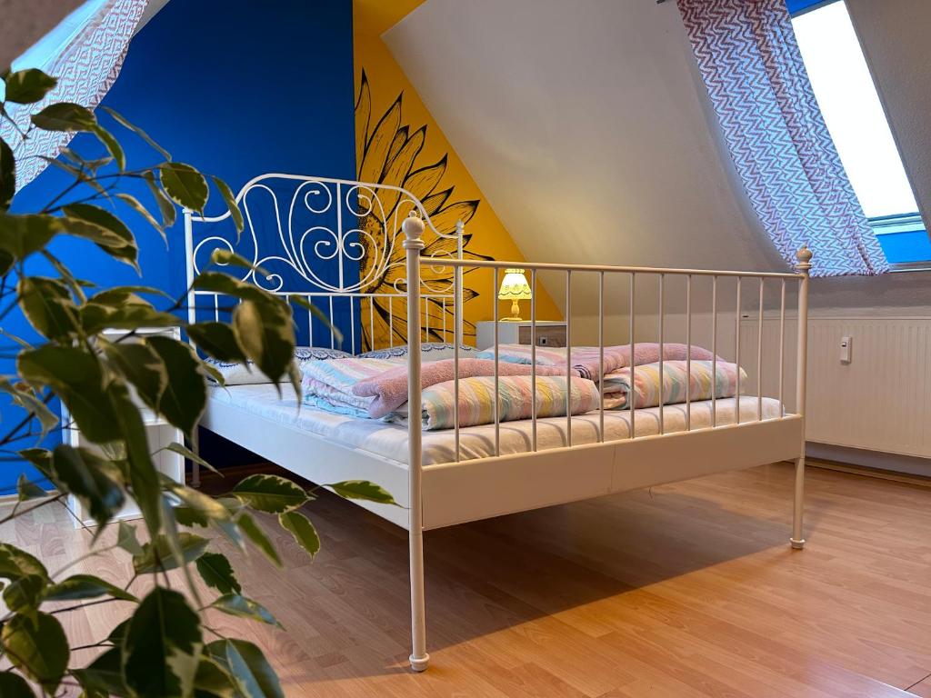 Cama blanca en habitación con pared azul en Piano Apartment Halle Center - Netflix- Free WiFi 3, en Halle an der Saale