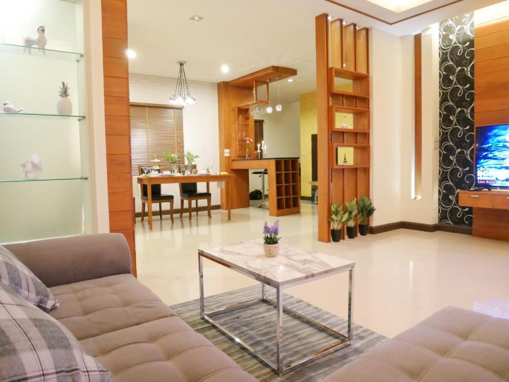 #3Bed #4Bath Close to Unity School and Airport