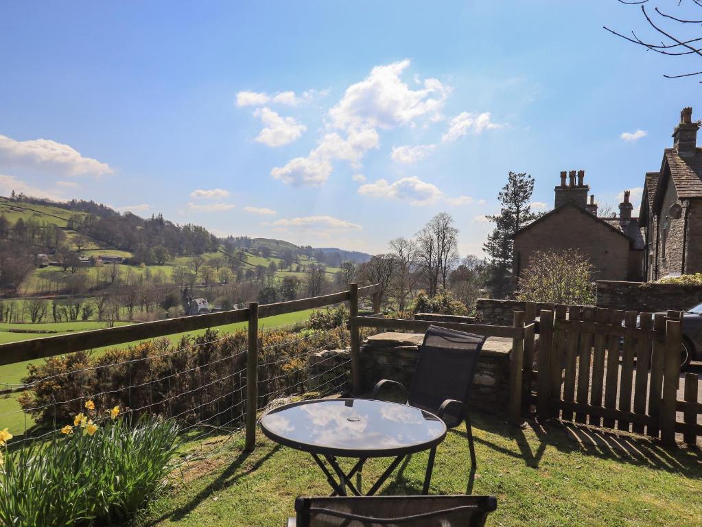 a table in the yard of a house at Boxwood Cottage in Troutbeck
