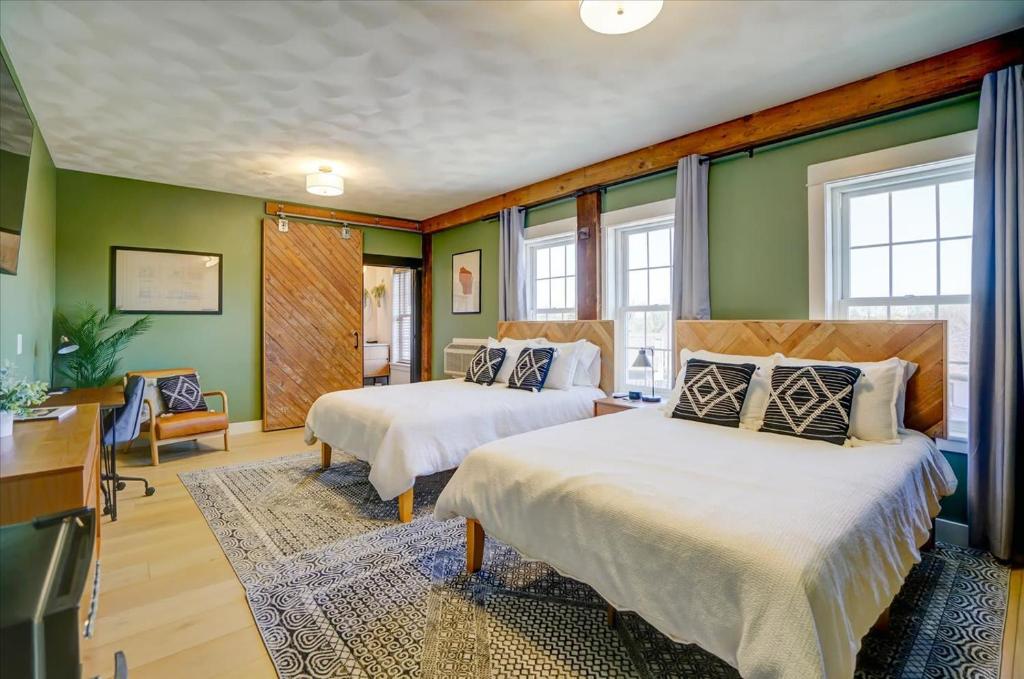 duas camas num quarto com paredes verdes em 204 - Double Queen em Waunakee