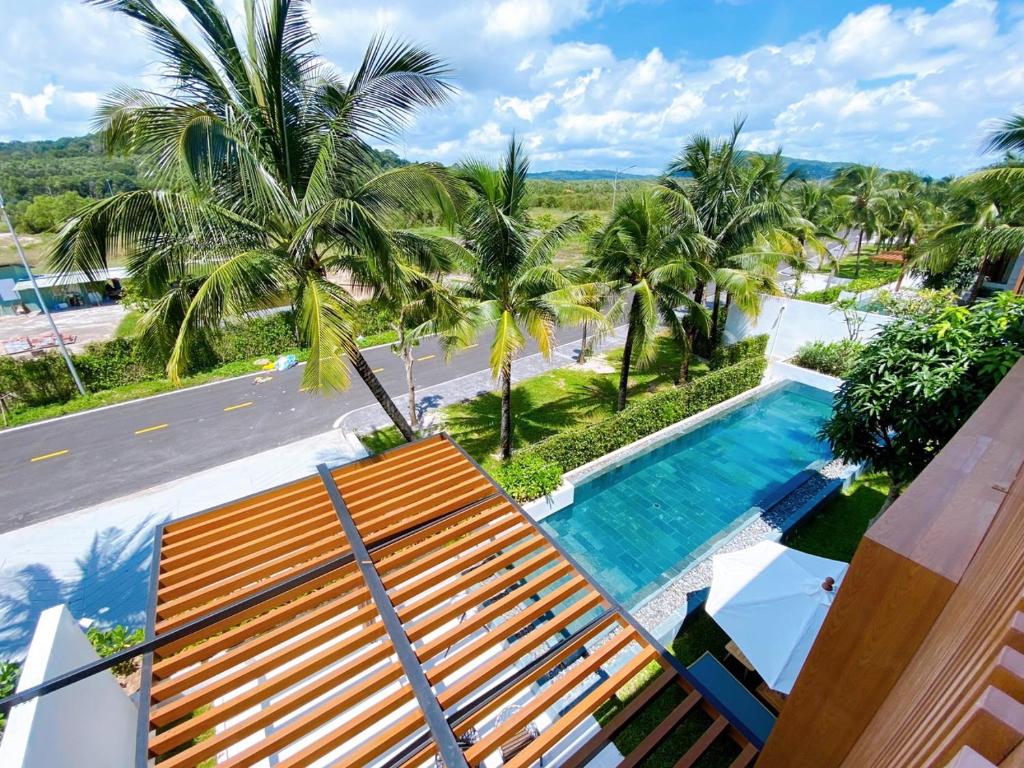 Bazén v ubytování Phoenix Pool Villa Phu Quoc nebo v jeho okolí