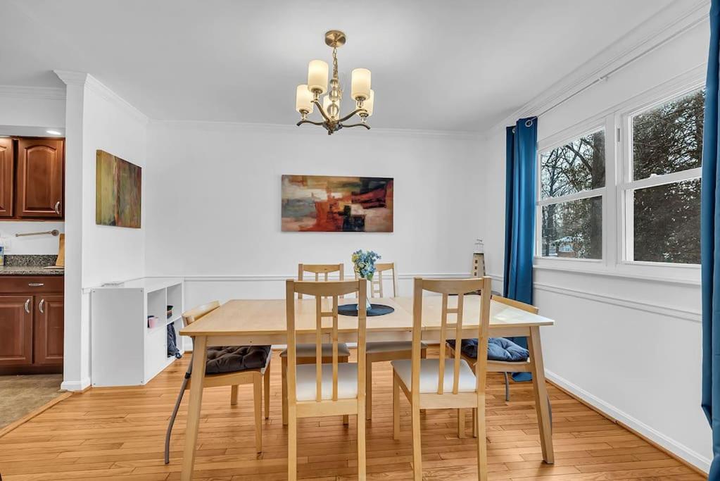 Fotografie z fotogalerie ubytování Private Single Family Home Close to Both Water and Downtown! v destinaci Annapolis
