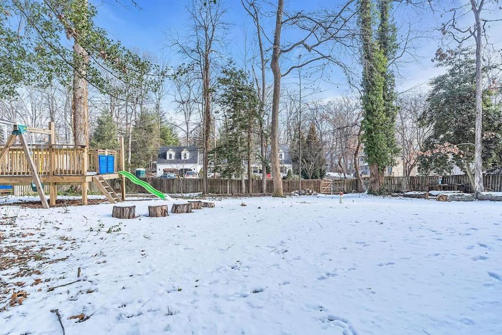 Private Single Family Home Close to Both Water and Downtown! v zimě