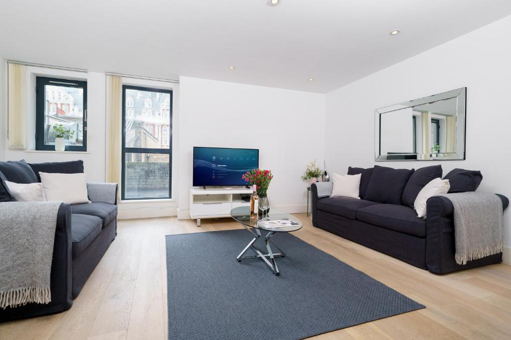 a living room with two couches and a tv at Trafalgar SQ 1 Bedr, 3 Beds sleeps 6 in London