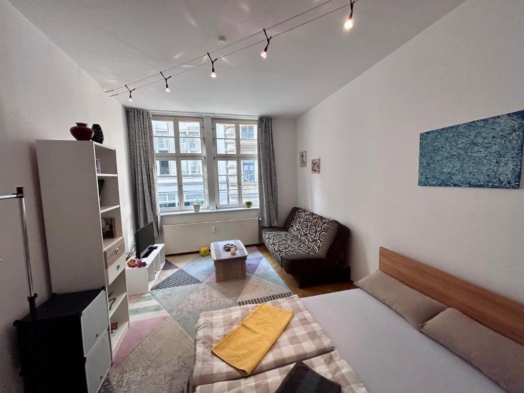 een woonkamer met een bank en een stoel bij Piano Apartment in Halle Center - Netflix - Free WiFi 1 in Halle an der Saale