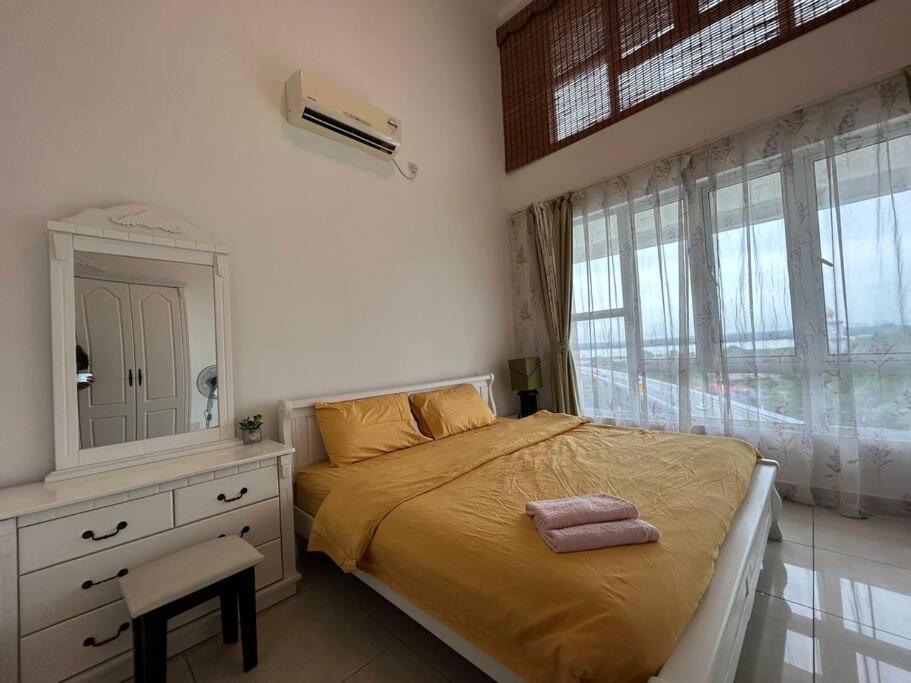 Golden Sands Seaview Residence 3MIN walk to Hospital Sultanah Aminah by Micasa Homestay - Apartamento De Dos Dormitorios