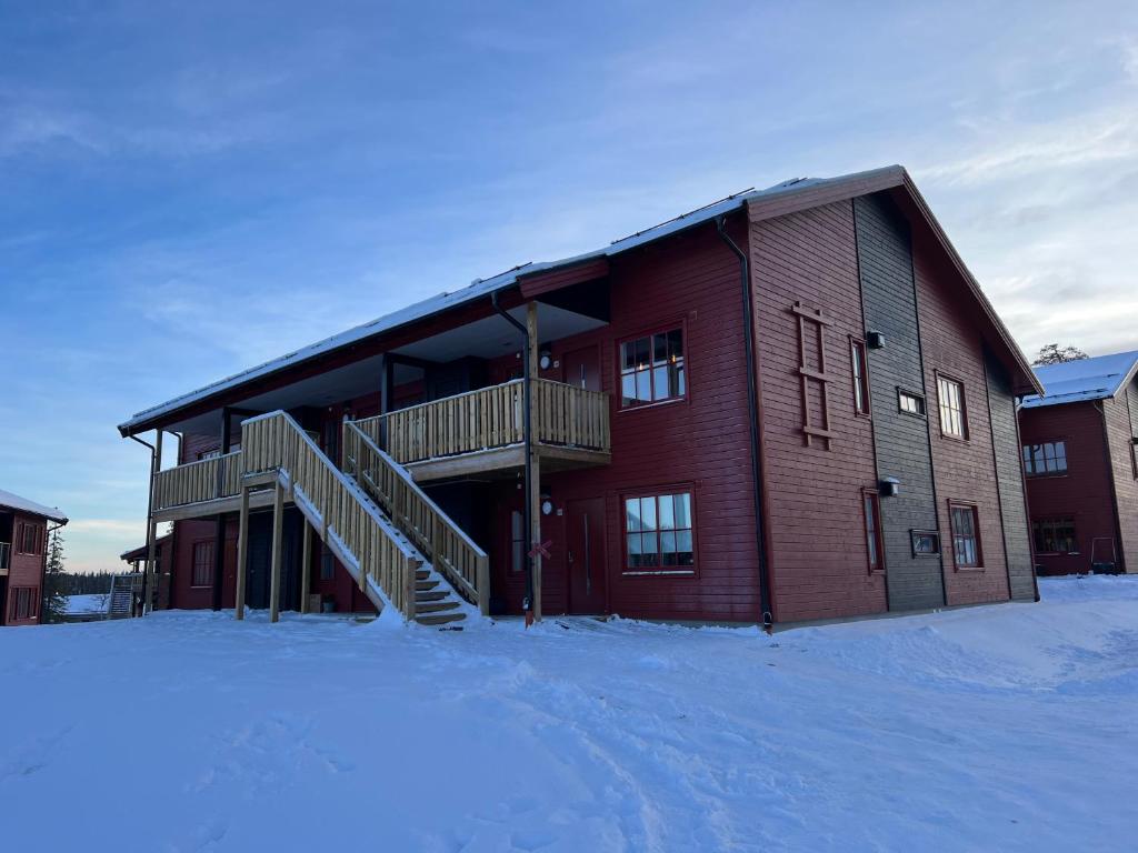 czerwony budynek ze schodami w śniegu w obiekcie Storhogna Torg w mieście Vemdalen