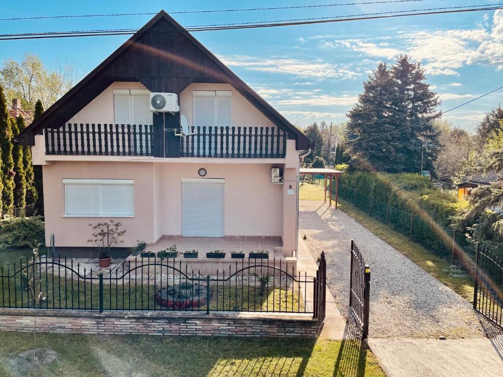 une maison avec une clôture devant elle dans l'établissement Betti, à Balatonkeresztúr