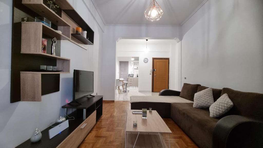 salon z kanapą i stolikiem kawowym w obiekcie Koukaki near the Acropolis Stylish 2 bedroom w Atenach
