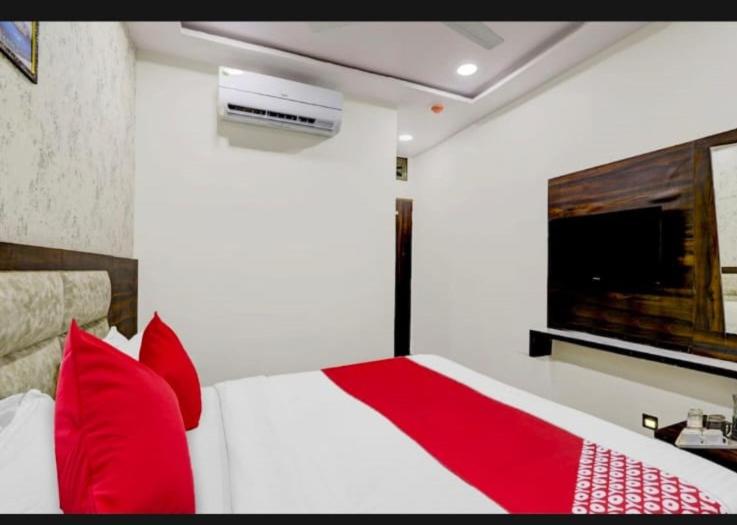 Postel nebo postele na pokoji v ubytování HOTEL SAROVAR INN
