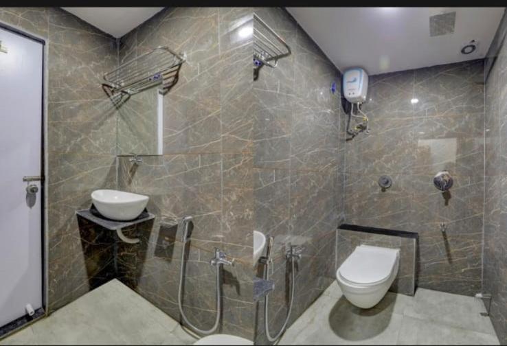 Koupelna v ubytování HOTEL SAROVAR INN