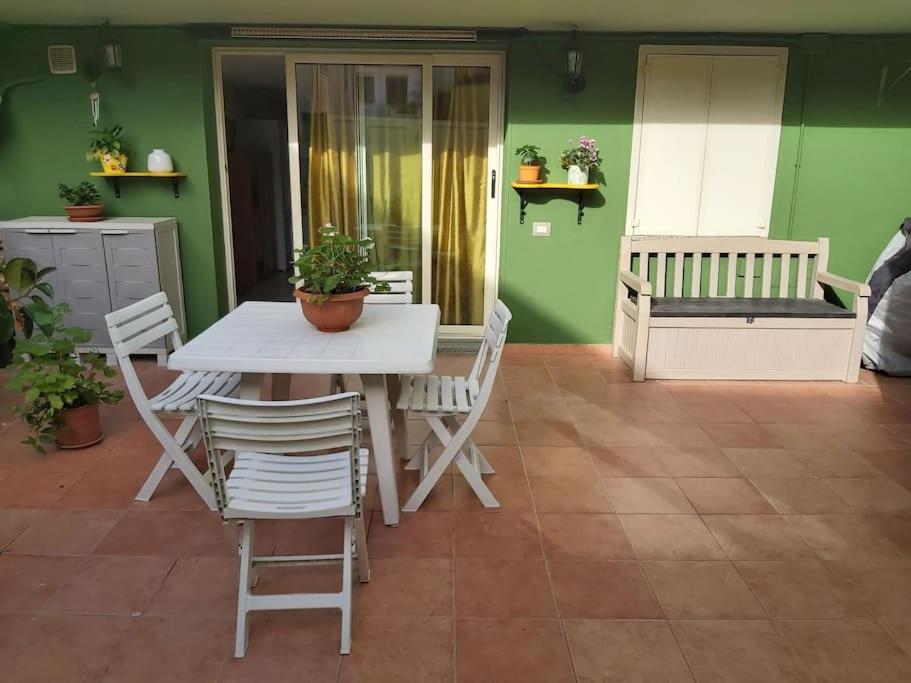 einen Tisch und Stühle in einem Zimmer mit grüner Wand in der Unterkunft Casa Antonella in Dolianova