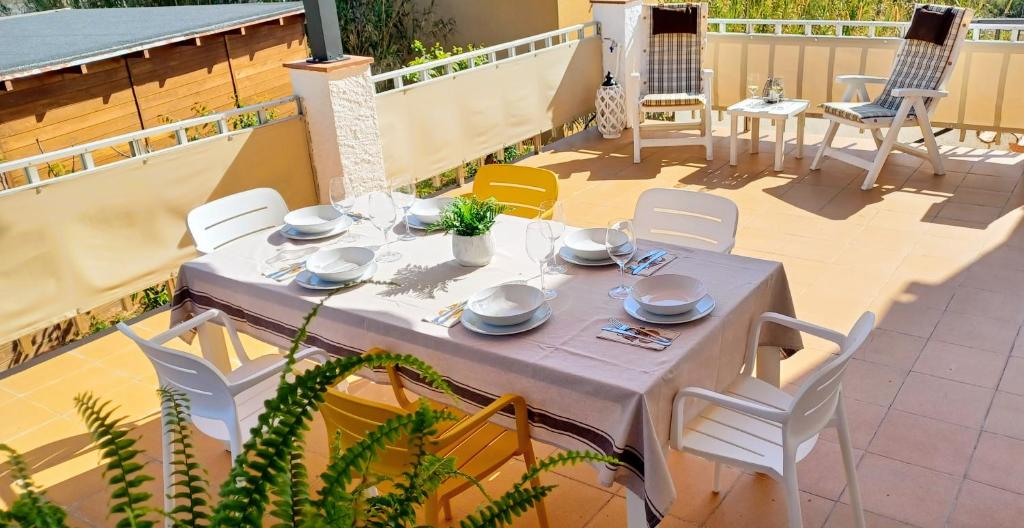 una mesa y sillas en un patio en Agradable casa con terraza en S'Agaró, en Sant Feliu de Guíxols