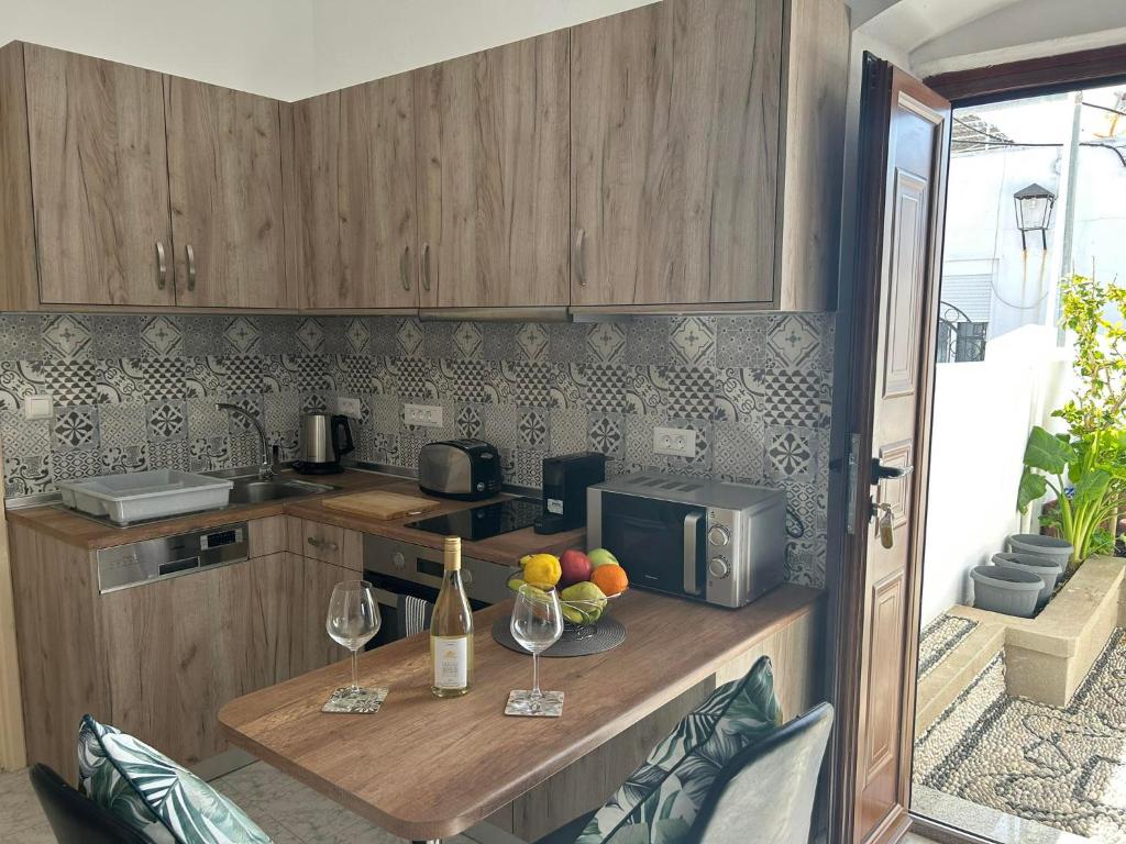 Kuchyň nebo kuchyňský kout v ubytování New Lindos Studio 45 renovated
