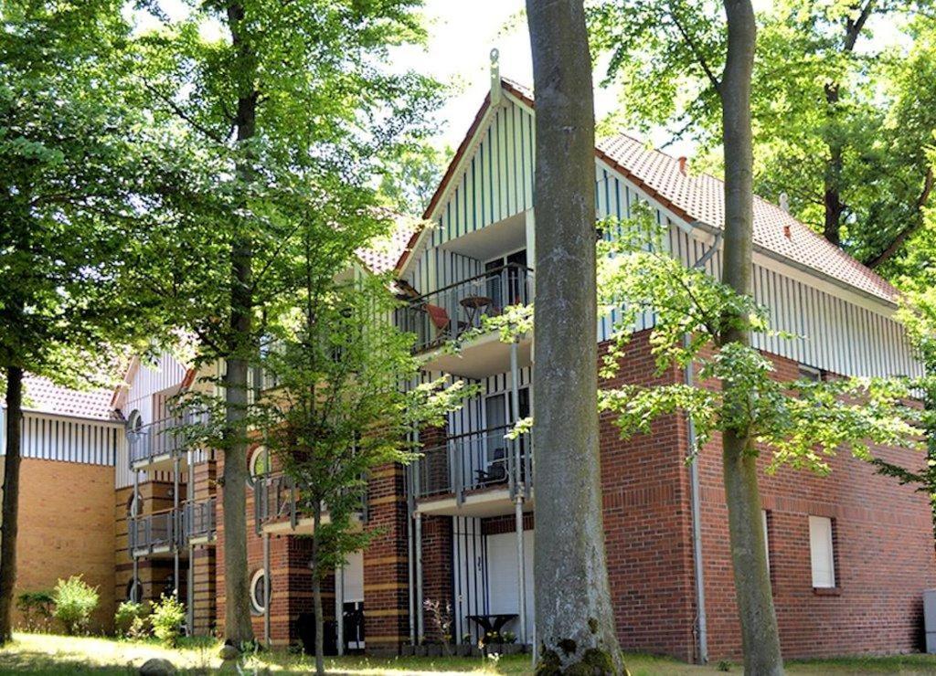 een bakstenen gebouw met balkons aan de zijkant bij Ostseetraum in Ostseebad Koserow