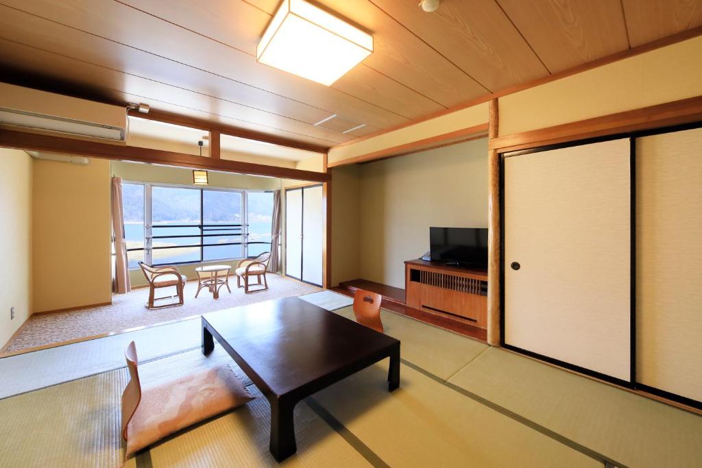 Cette maison avec piscine offre une vue sur la montagne. dans l'établissement Lakeland Hotel Mizunosato, à Fujikawaguchiko