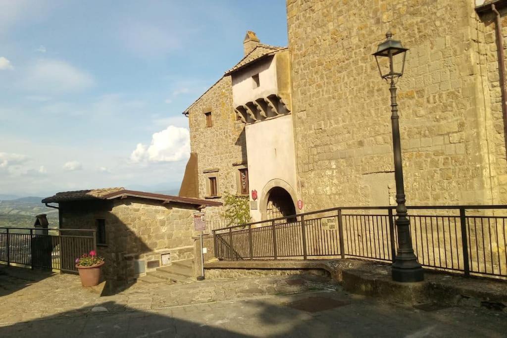 un edificio con una luz de la calle delante de él en Convivio Etrusco, en Bassano in Teverina
