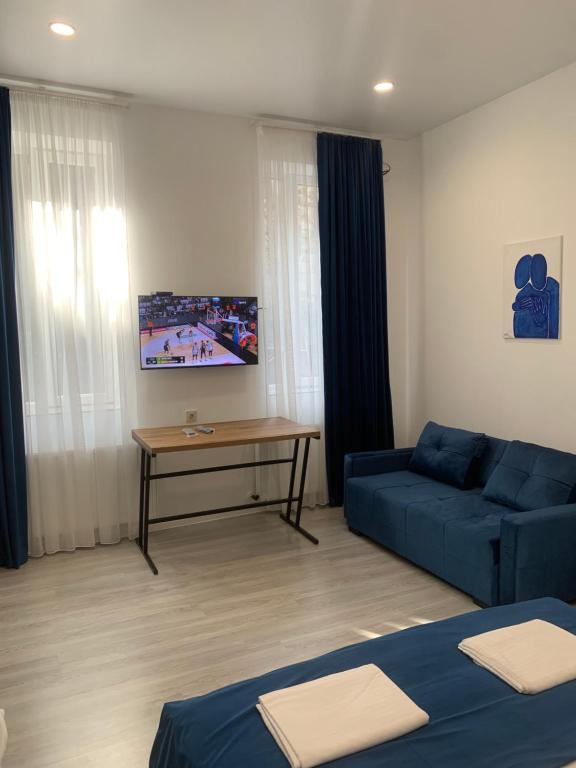 TV a/nebo společenská místnost v ubytování Polifonia Inn Borjomi