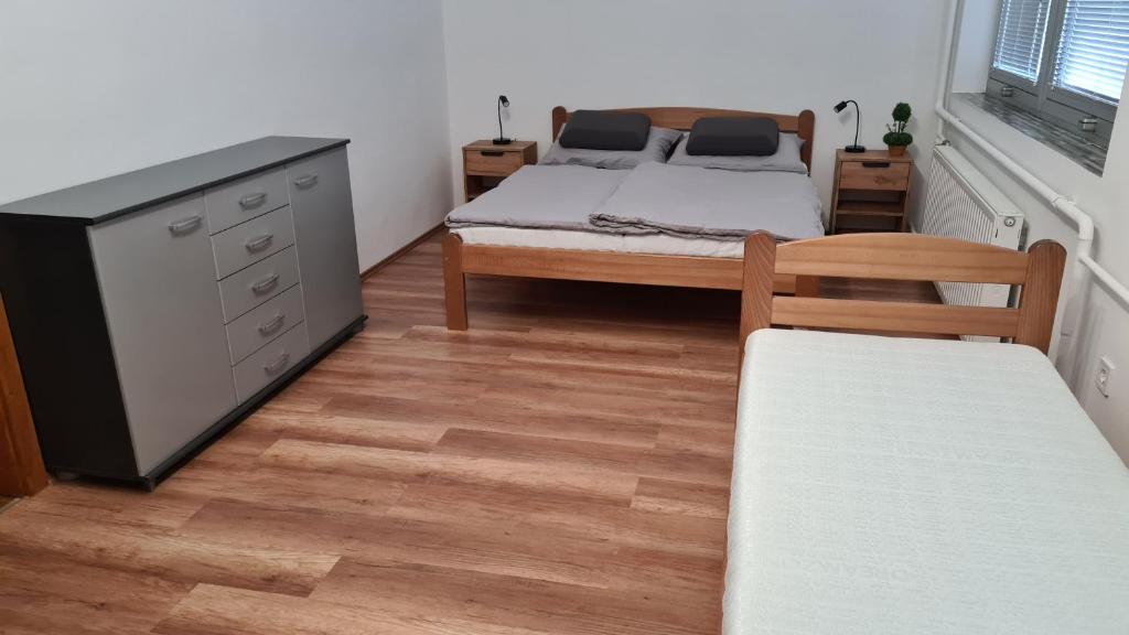 Łóżko lub łóżka w pokoju w obiekcie HÉDER APARTMANOK