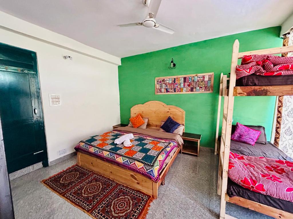 Postel nebo postele na pokoji v ubytování Kasol Hostel