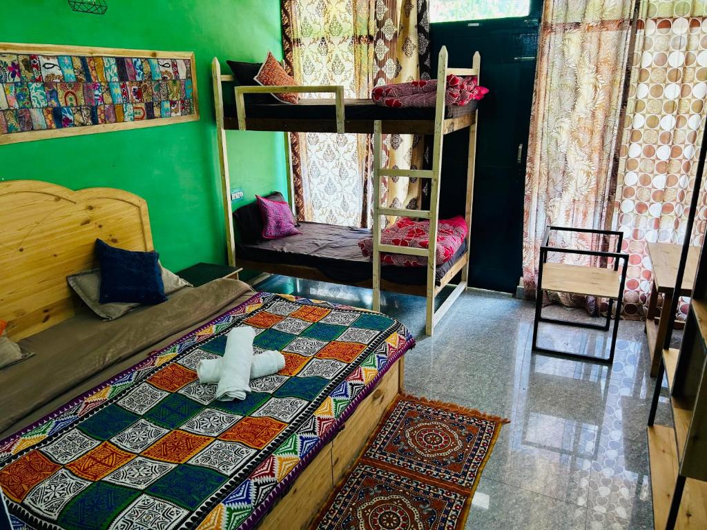 Postel nebo postele na pokoji v ubytování Kasol Hostel