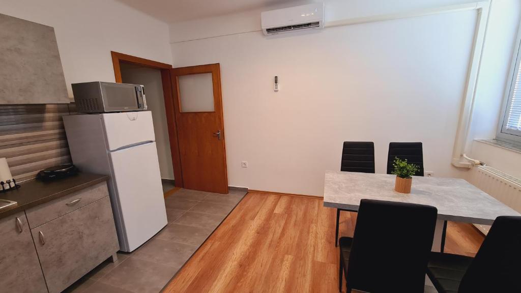 Kuchnia lub aneks kuchenny w obiekcie HÉDER APARTMANOK