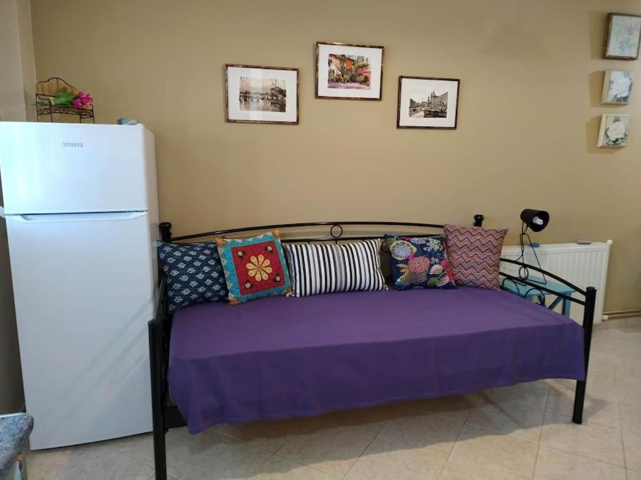 uma cama com almofadas e um frigorífico num quarto em Jasmine em Sami
