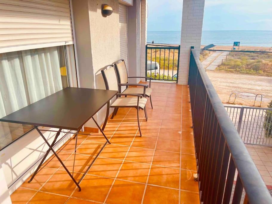 Balkón alebo terasa v ubytovaní Apartamento en primera línea de playa
