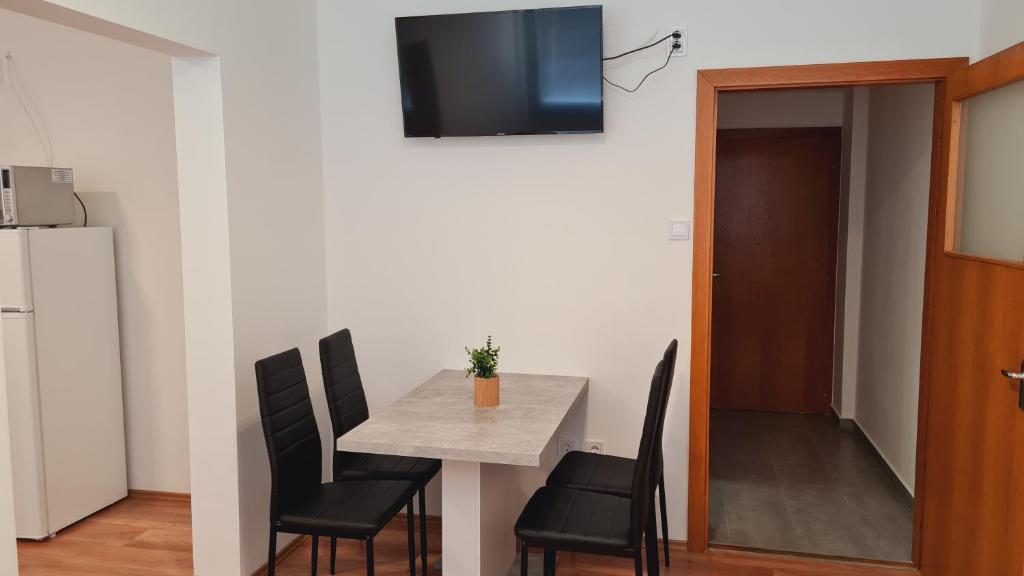 Kuchnia lub aneks kuchenny w obiekcie HÉDER APARTMANOK